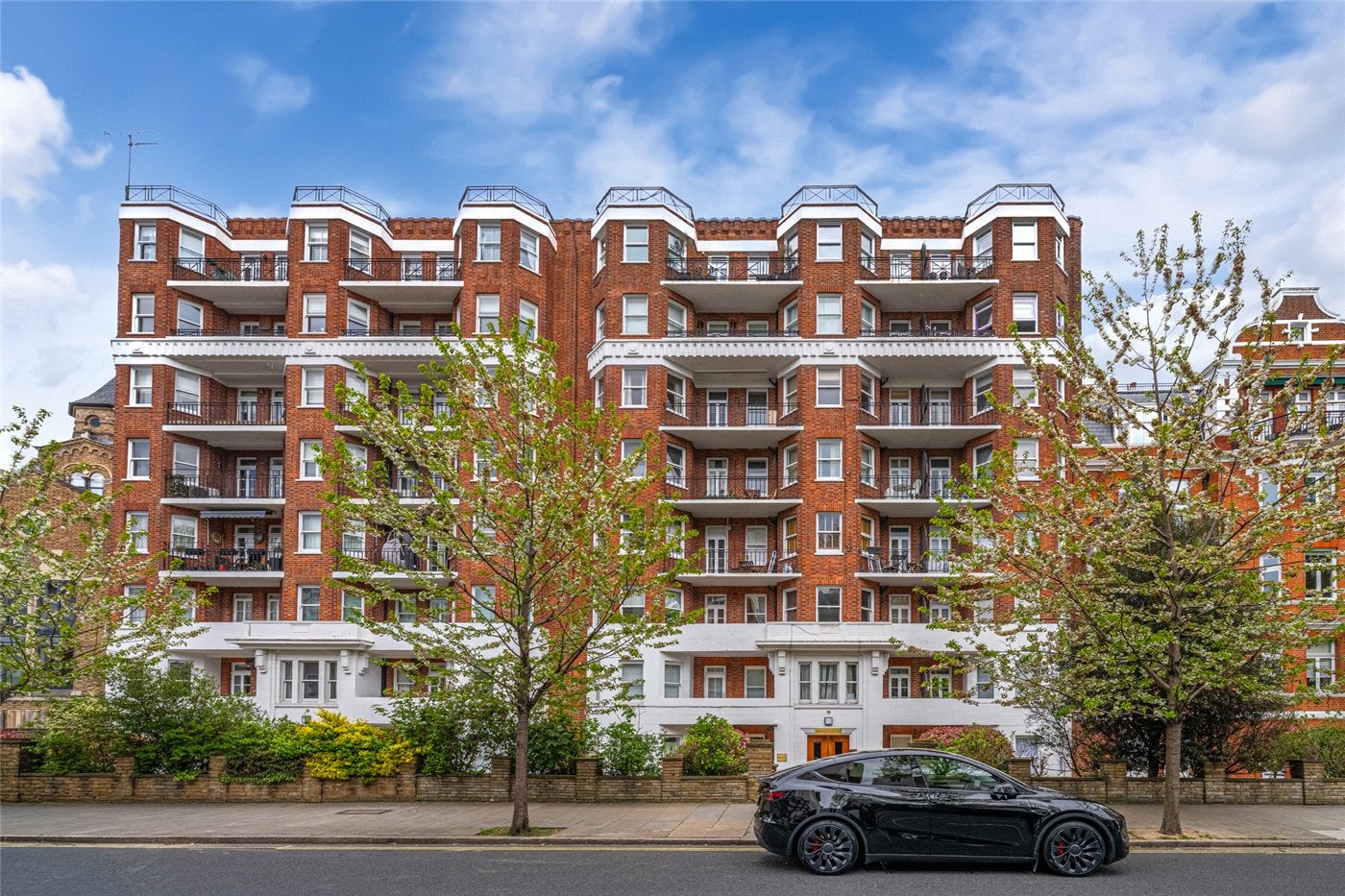 Flat Grove End Road in City of Westminster