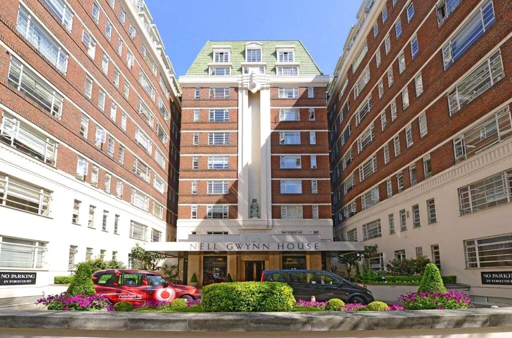 Flat Sloane Avenue in Greater London