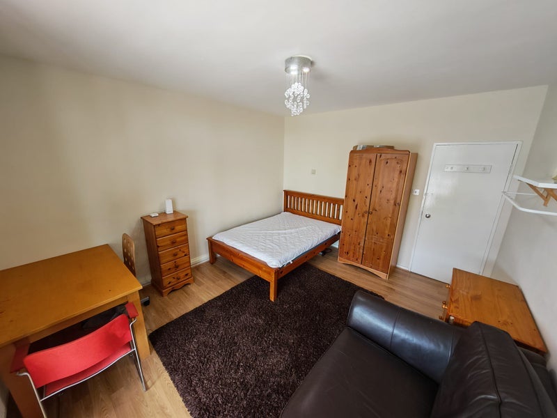 Flat Cleveland Gardens in City of Westminster