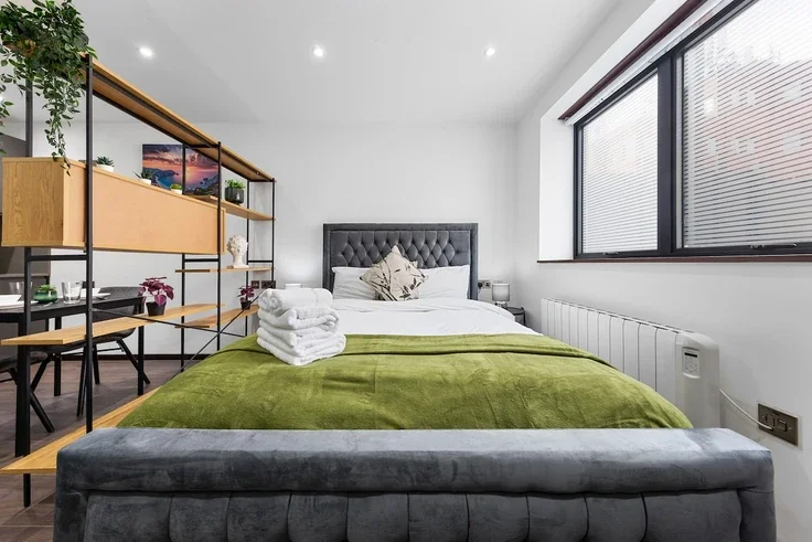 Flat Armitage Road in Greater London