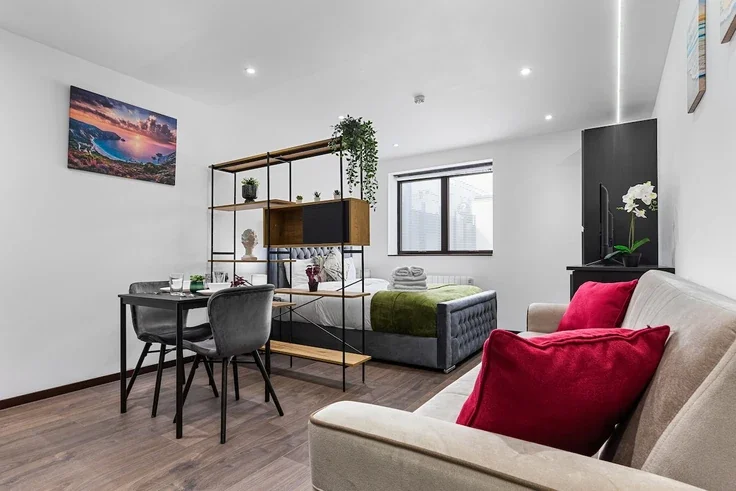 Flat Armitage Road in Greater London
