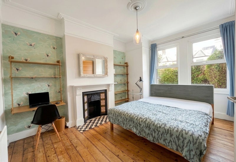 Flat Fallsbrook Road in Greater London