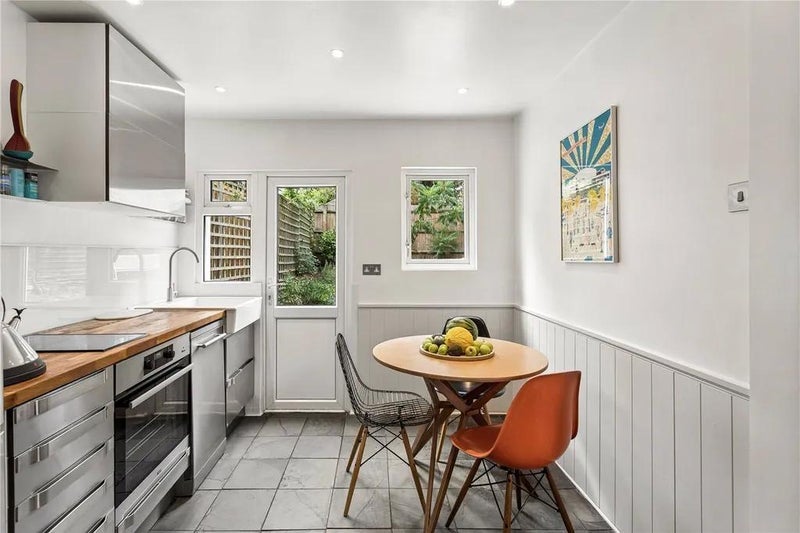 Flat Fallsbrook Road in Greater London