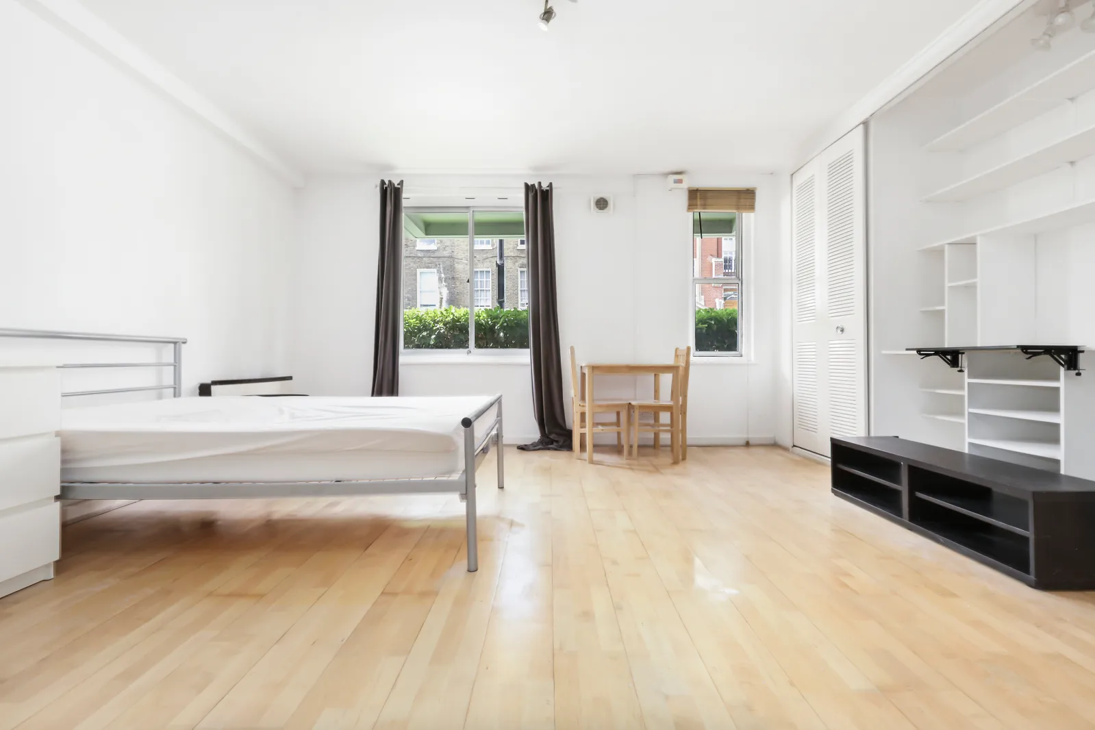Flat Crowndale Road in Greater London