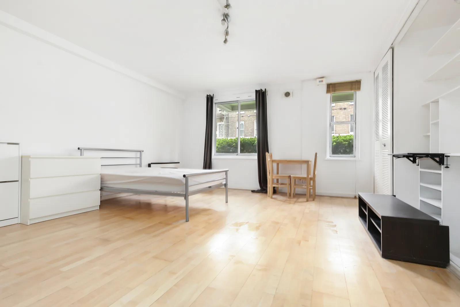 Flat Crowndale Road in Greater London