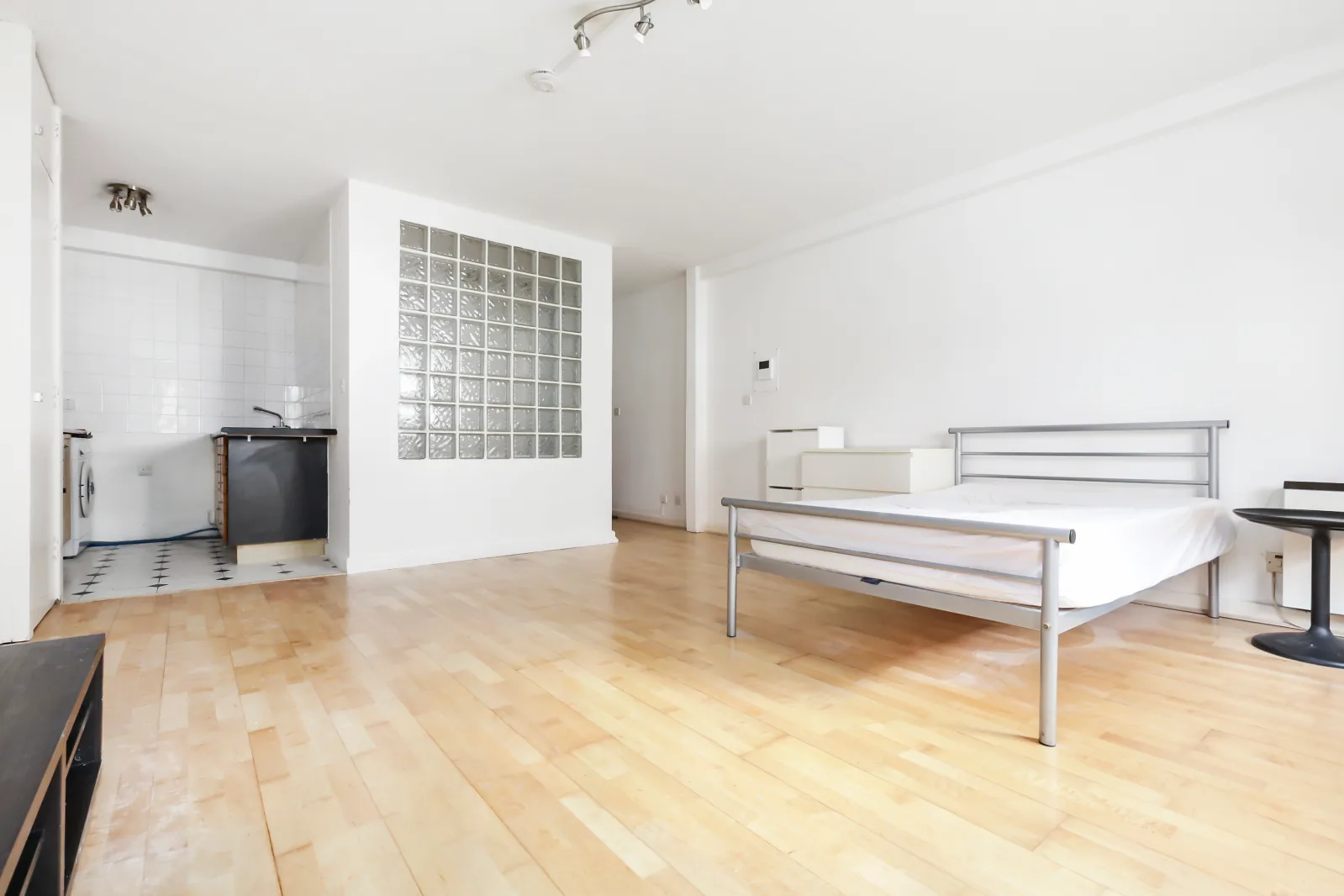Flat Crowndale Road in Greater London