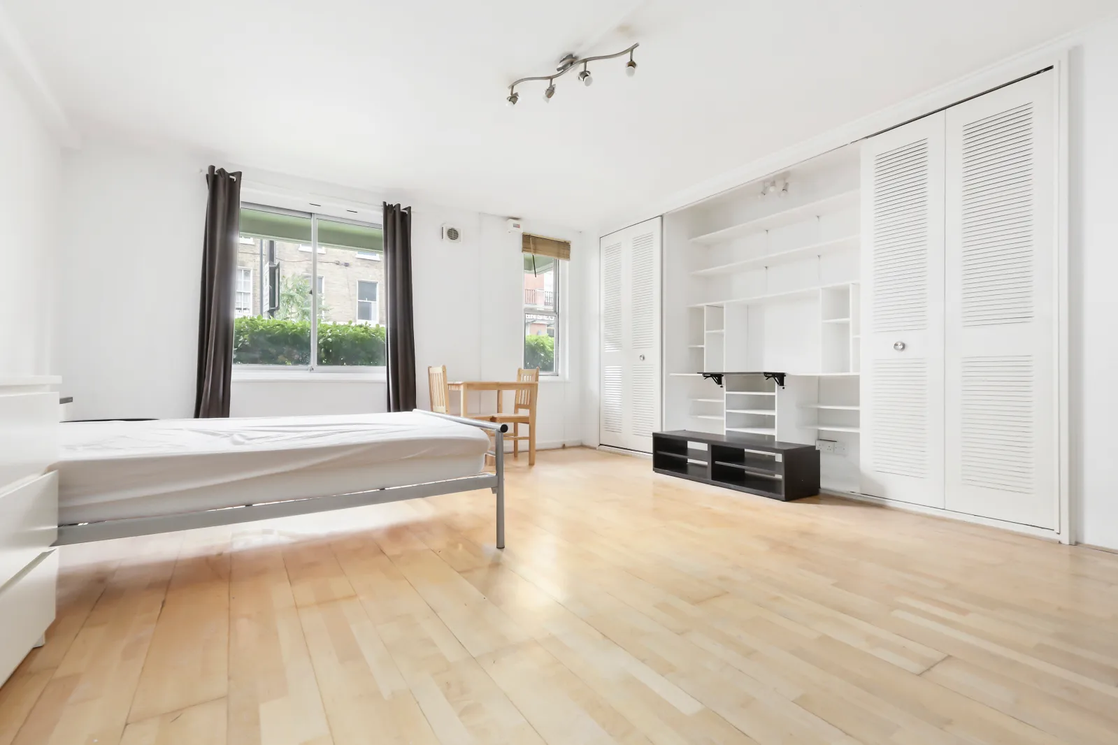 Flat Crowndale Road in Greater London