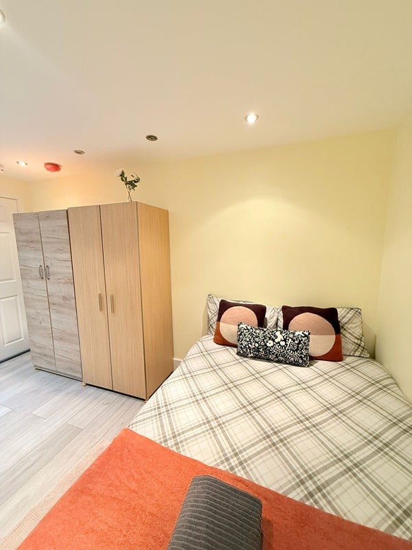 Room Manor Drive in Greater London