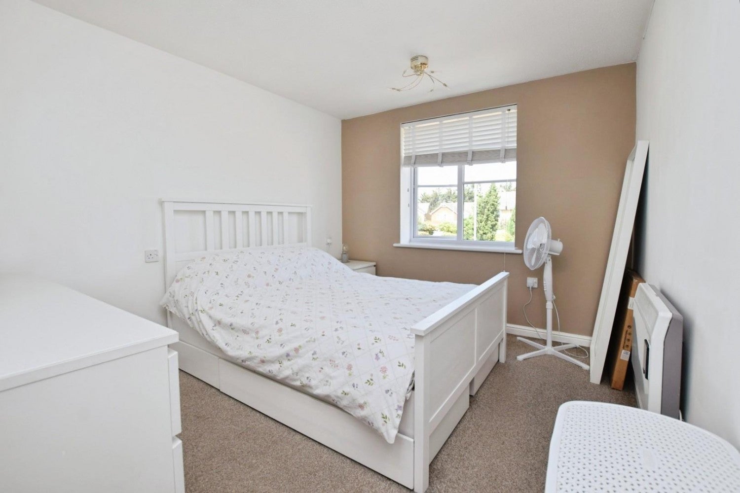Flat Turner Road in Greater London