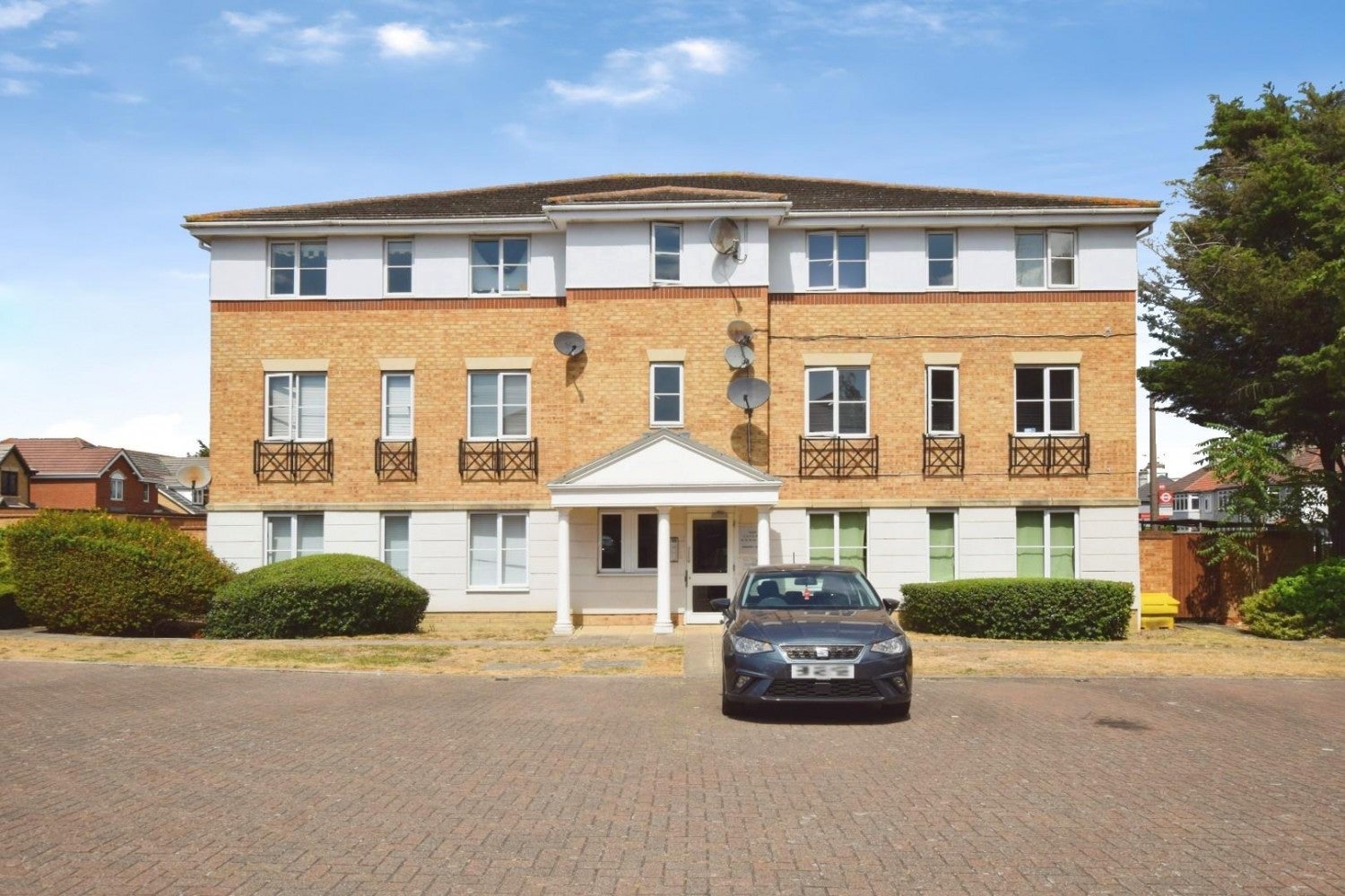 Flat Turner Road in Greater London