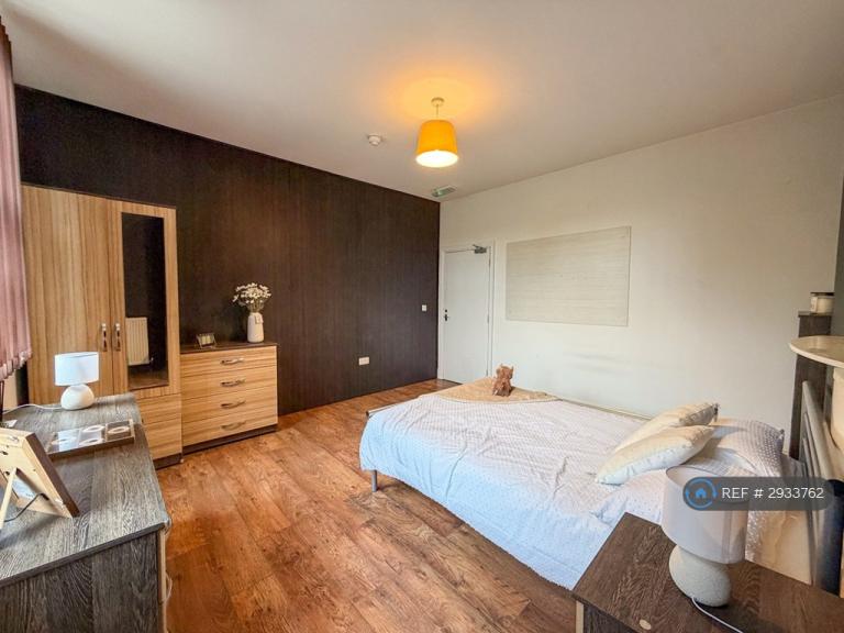 Flat Westcotes Drive in Leicester