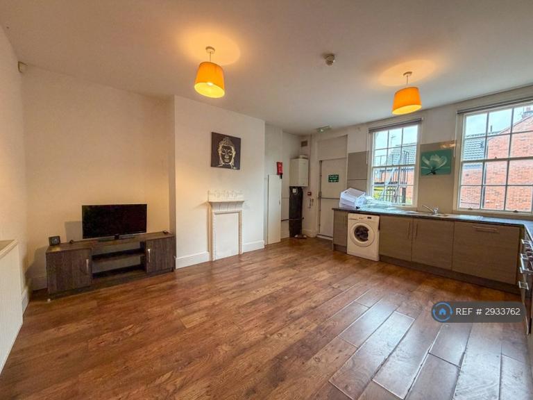 Flat Westcotes Drive in Leicester