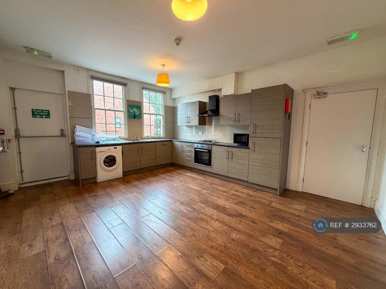 Flat Westcotes Drive in Leicester
