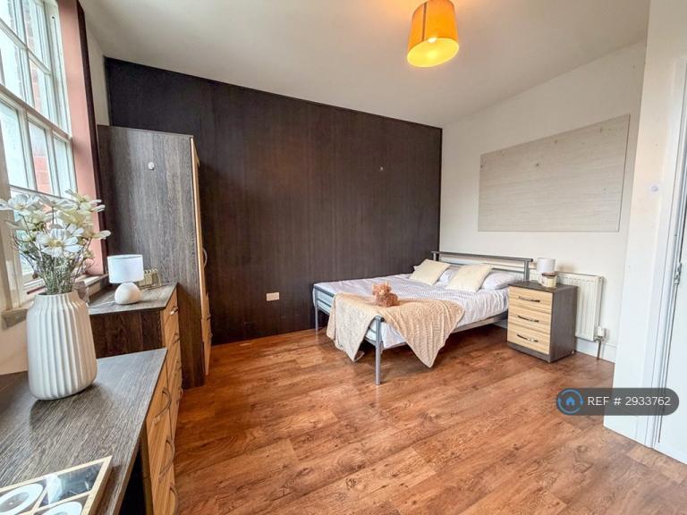 Flat Westcotes Drive in Leicester