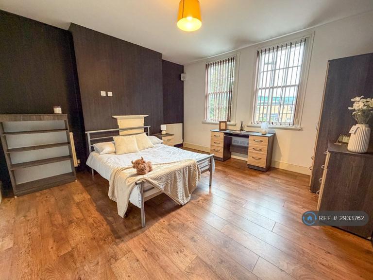 Flat Westcotes Drive in Leicester