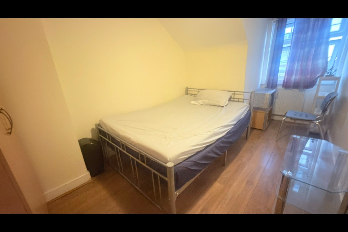 Room High Road in Greater London