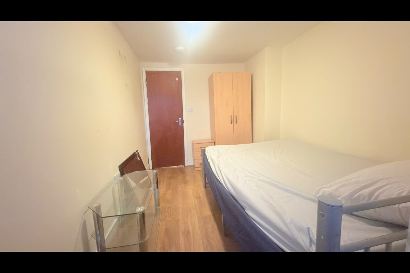 Room High Road in Greater London