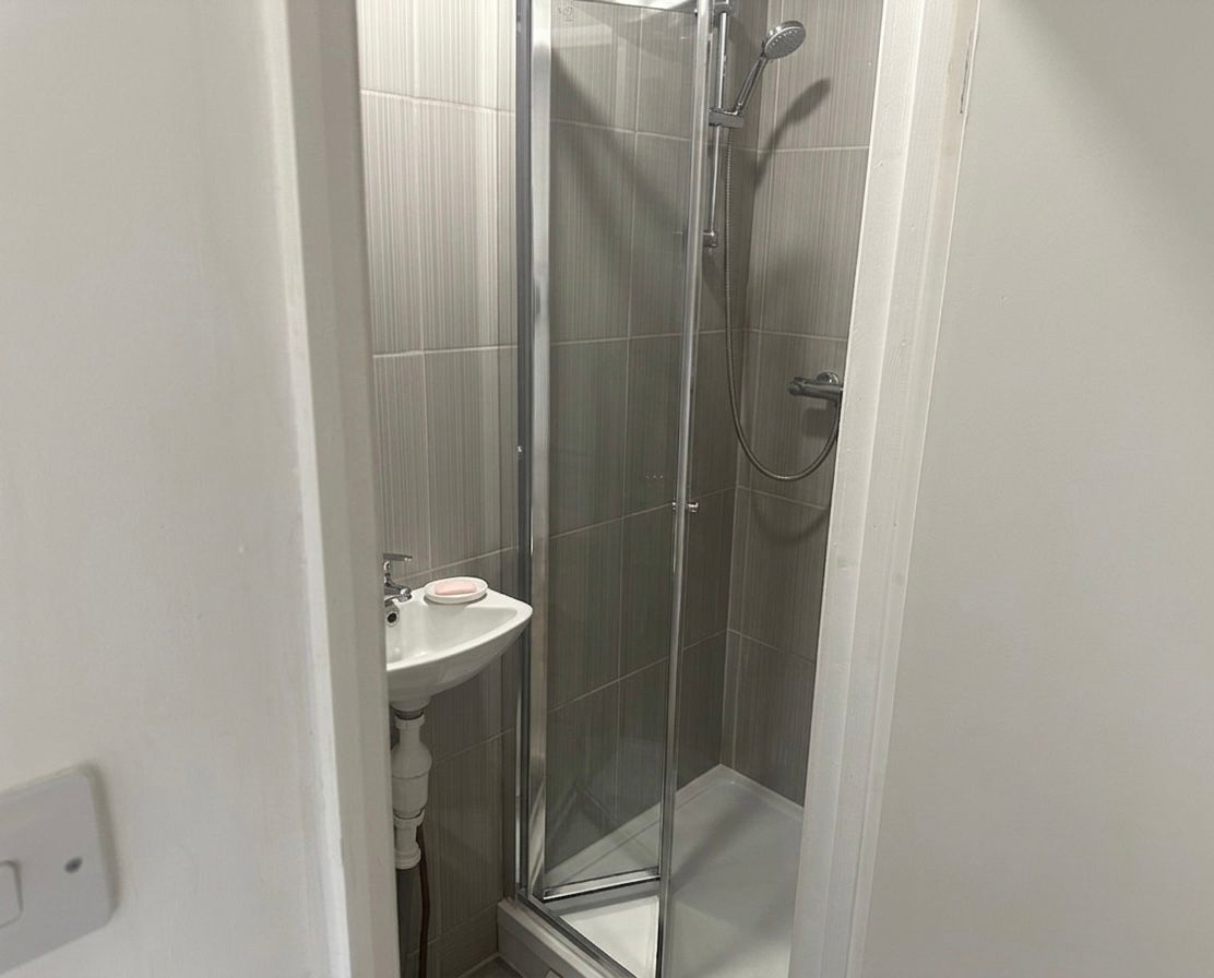 Room Midhurst Avenue in Greater London