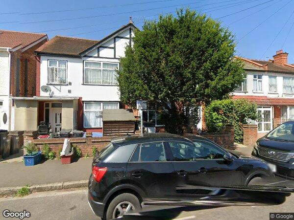 Flat Bulstrode Avenue in Greater London