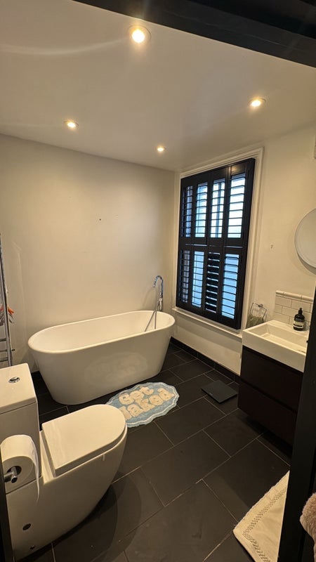 Room Salford Road in Greater London