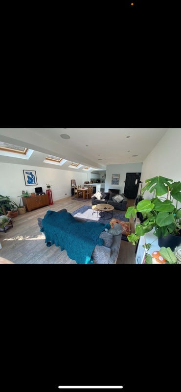 Room Salford Road in Greater London