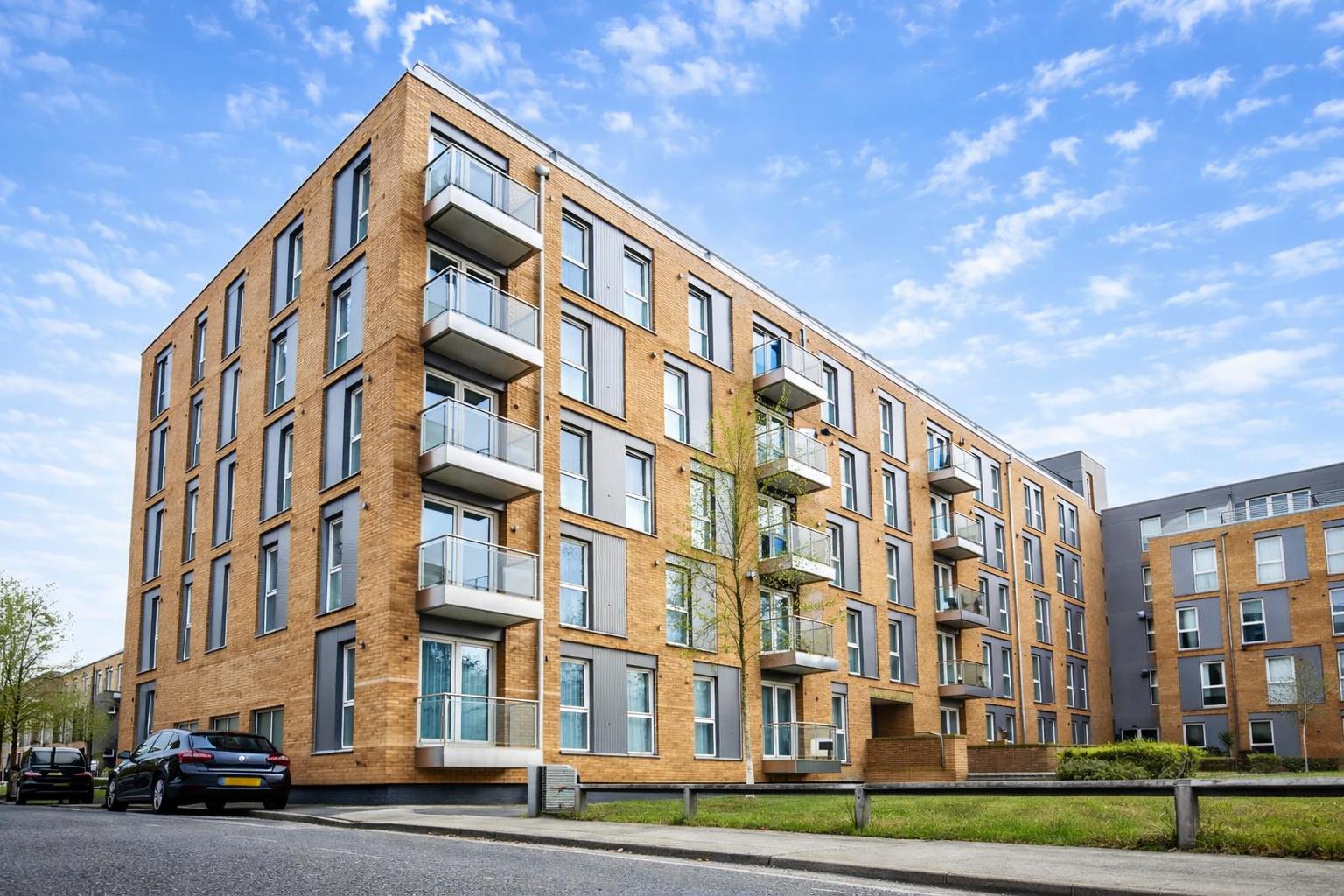 Flat Pontes Avenue in Greater London