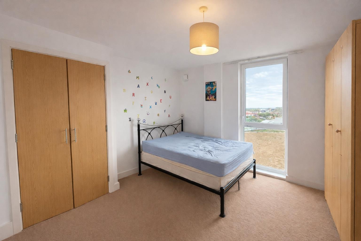 Flat Pontes Avenue in Greater London