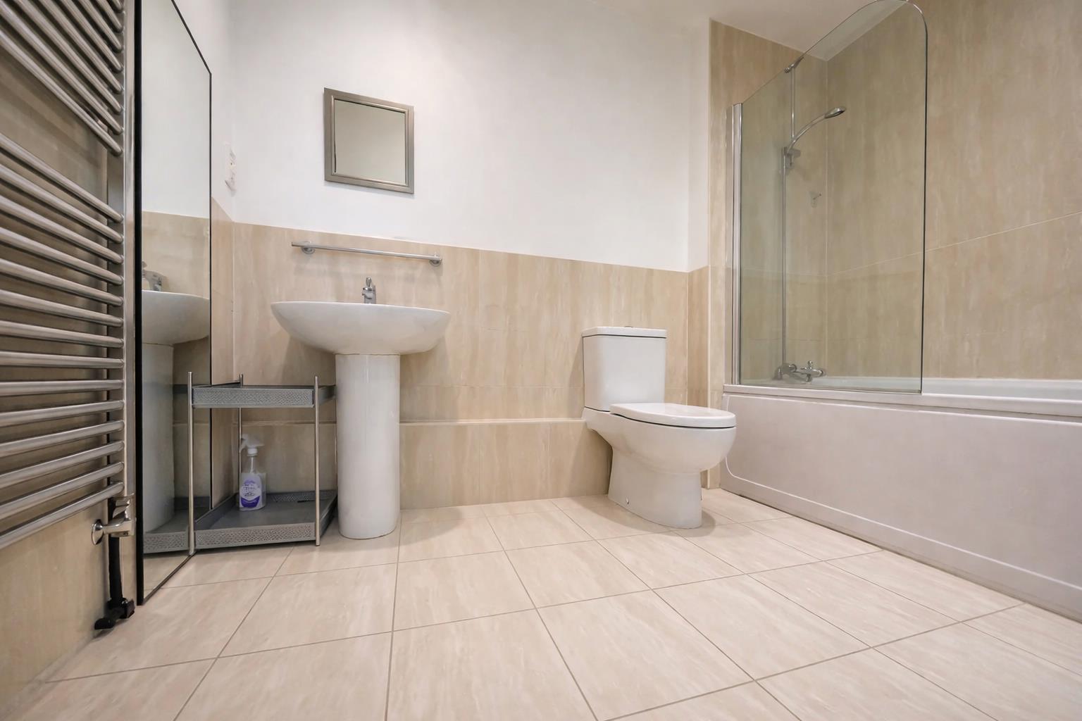 Flat Pontes Avenue in Greater London