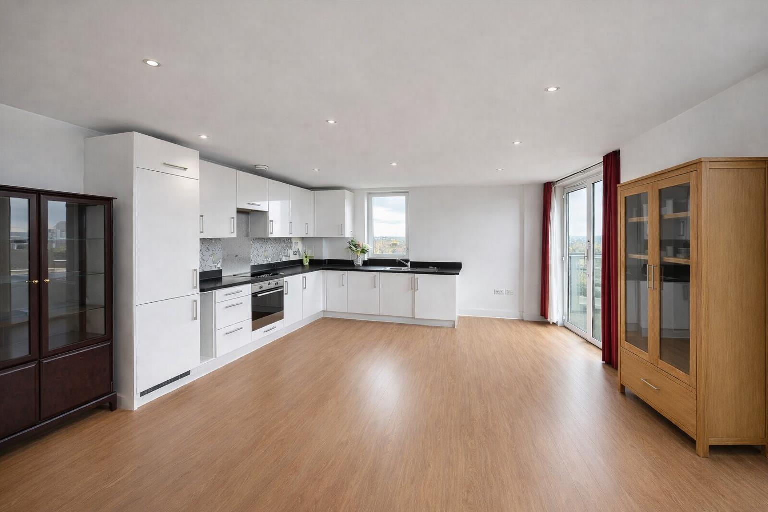 Flat Pontes Avenue in Greater London