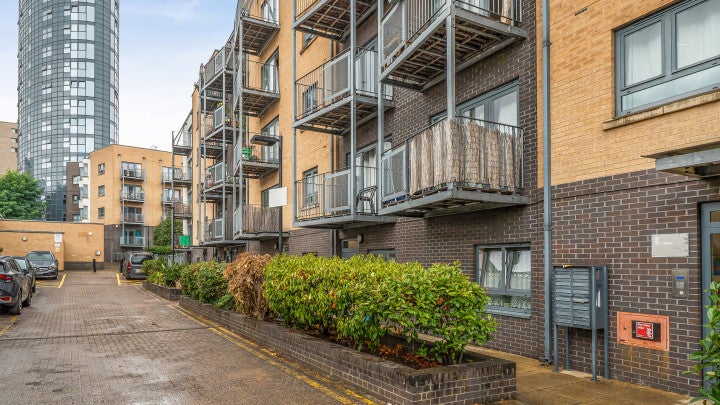 Flat Grove Crescent Road in Greater London