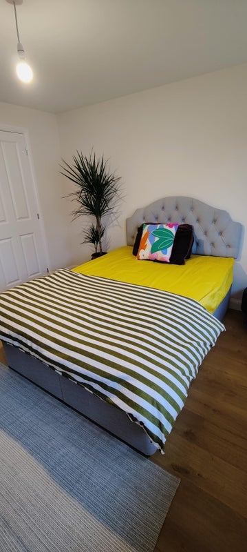 Room Cunningham Road in East Calder