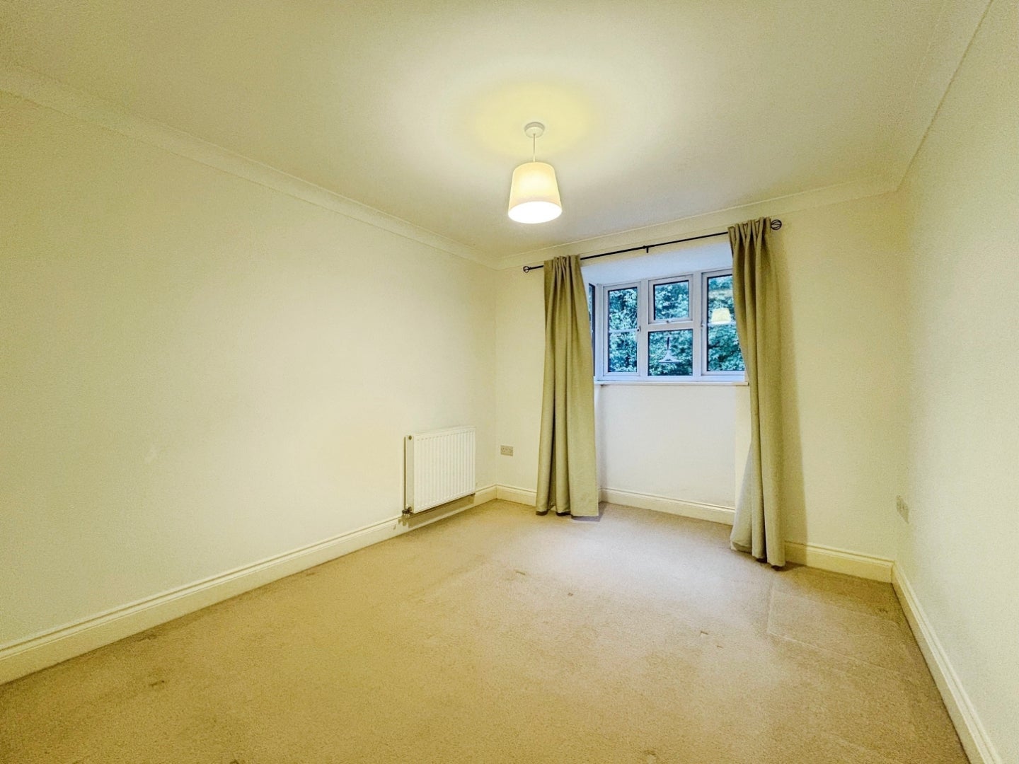 Flat Burnt Mills Road in Basildon