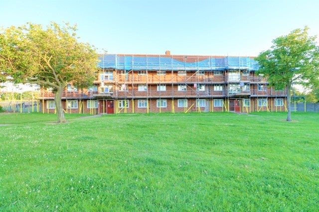 Flat Juniper Court in London