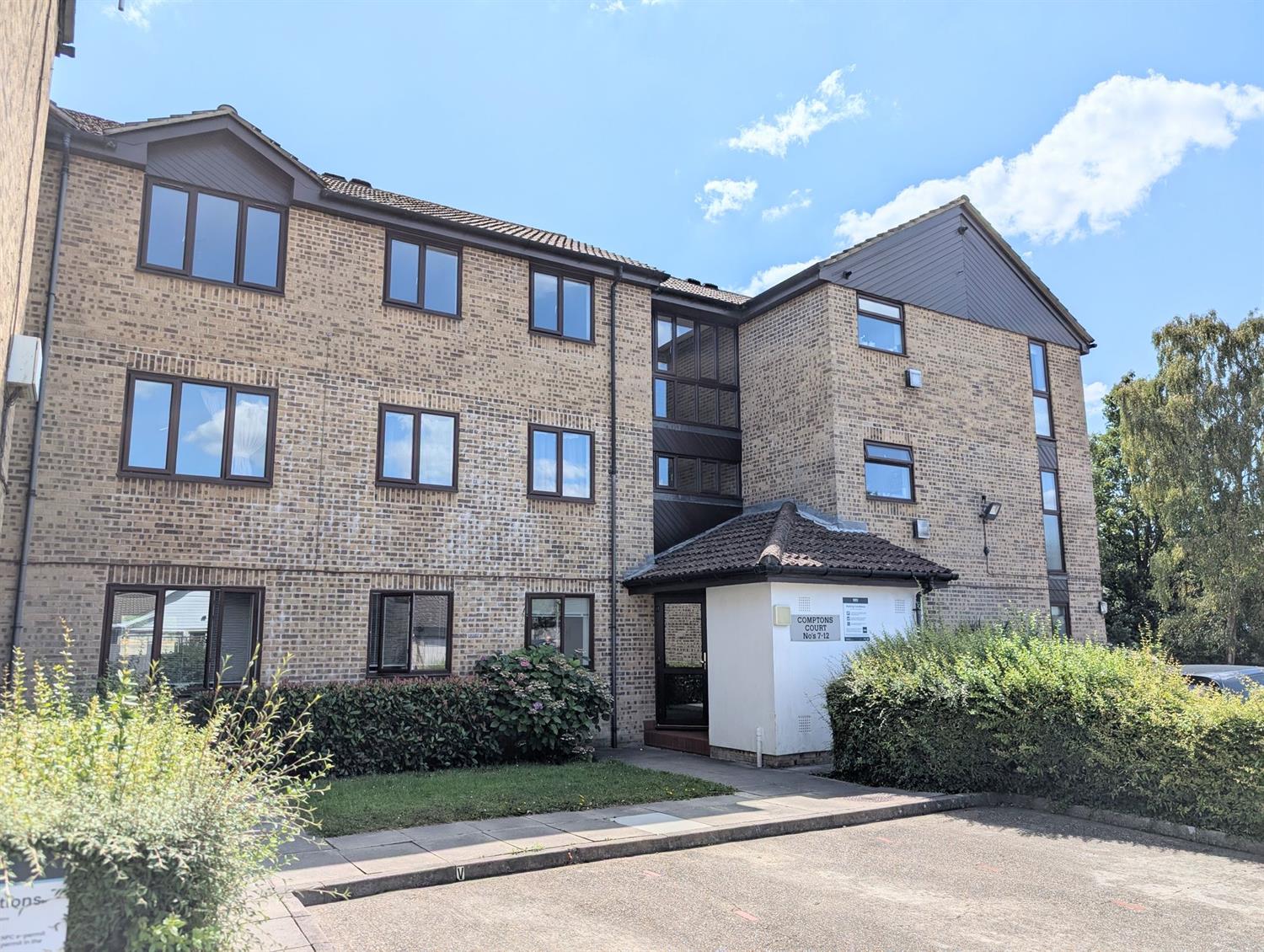 Flat Comptons Court in Horsham