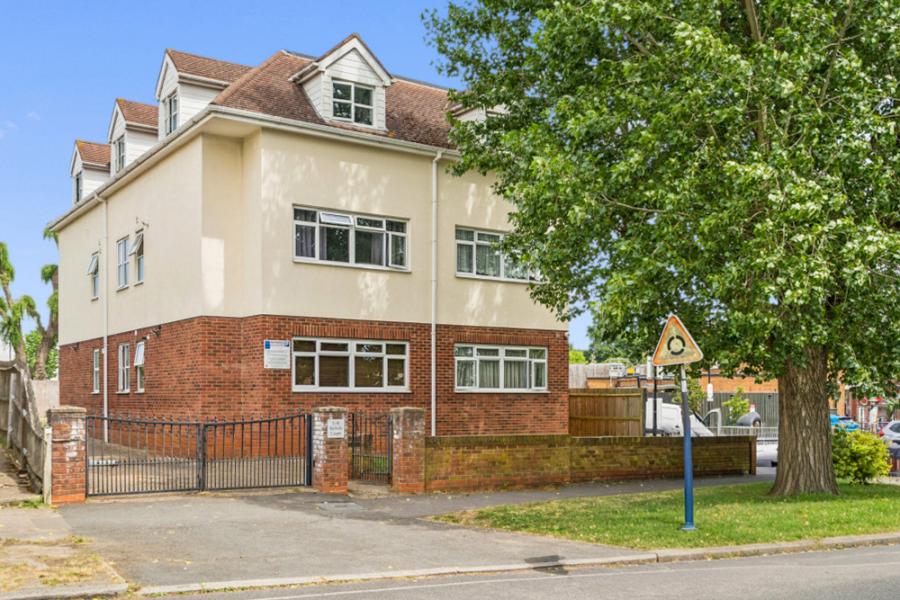 Flat Shaftesbury Circle in Greater London