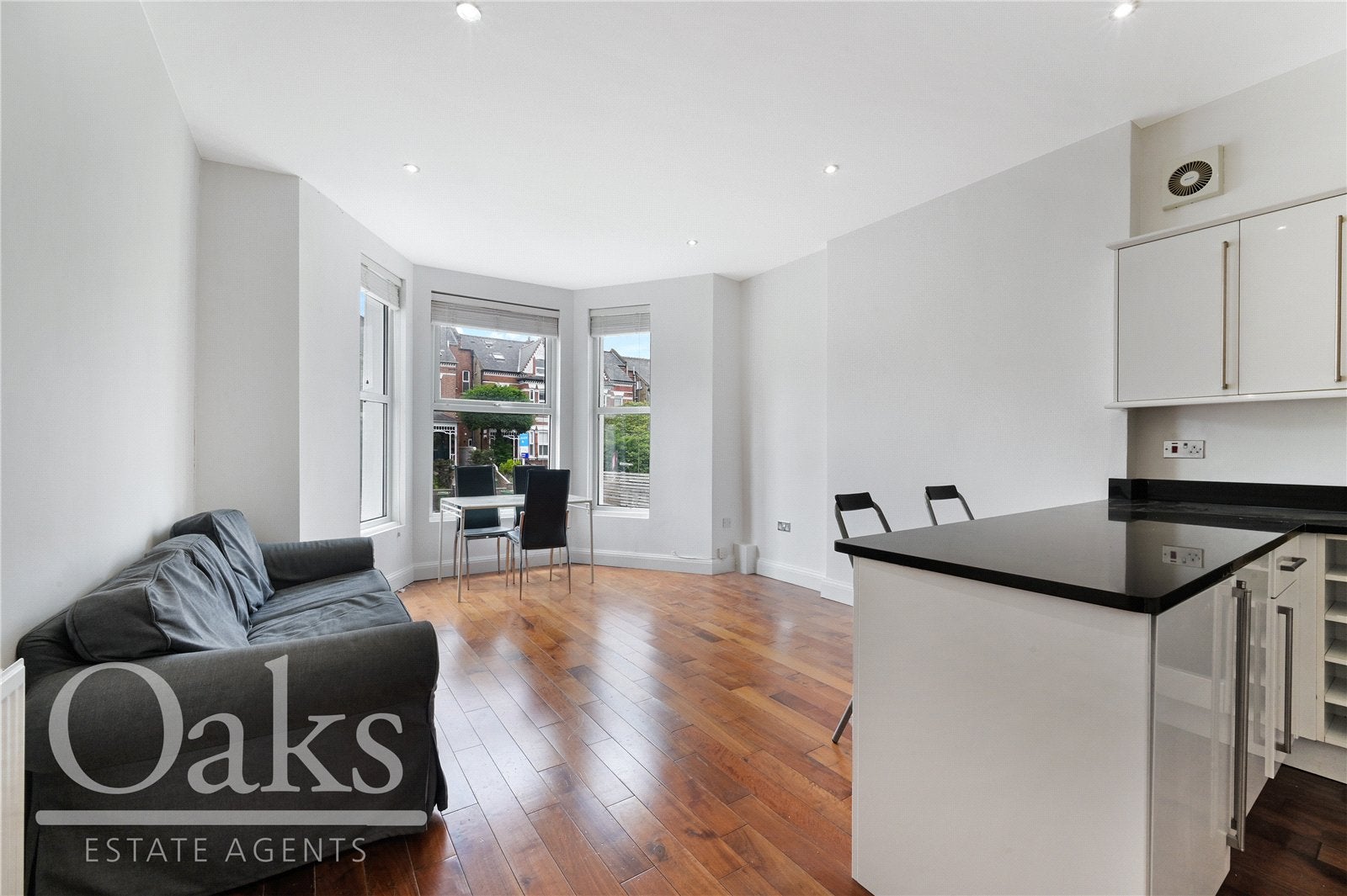 Flat Thurlow Park Road in Greater London