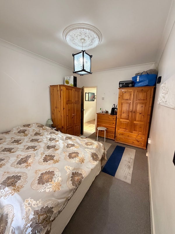 Room Australia Road in Greater London