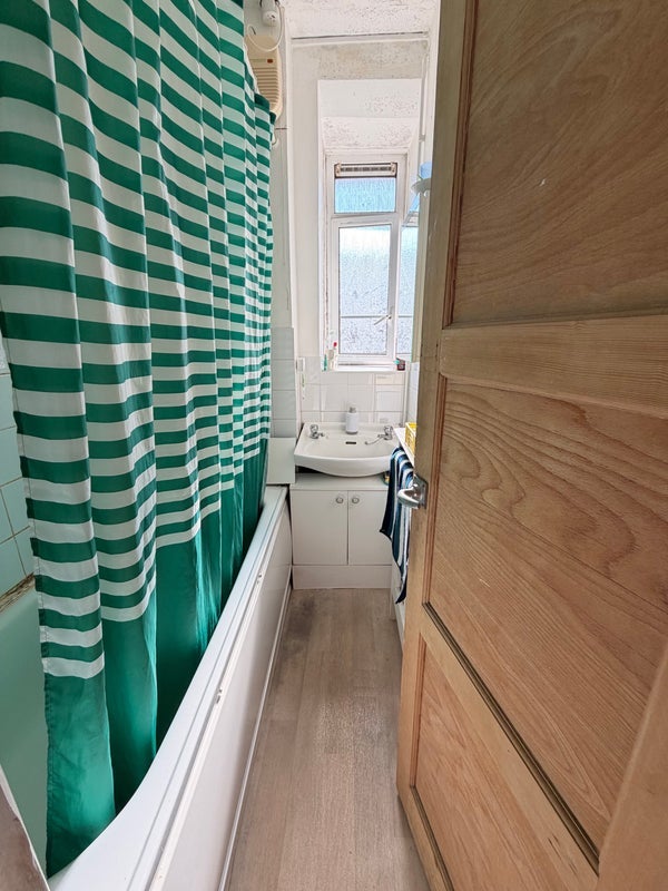Room Australia Road in Greater London
