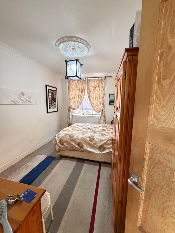 Room Australia Road in Greater London