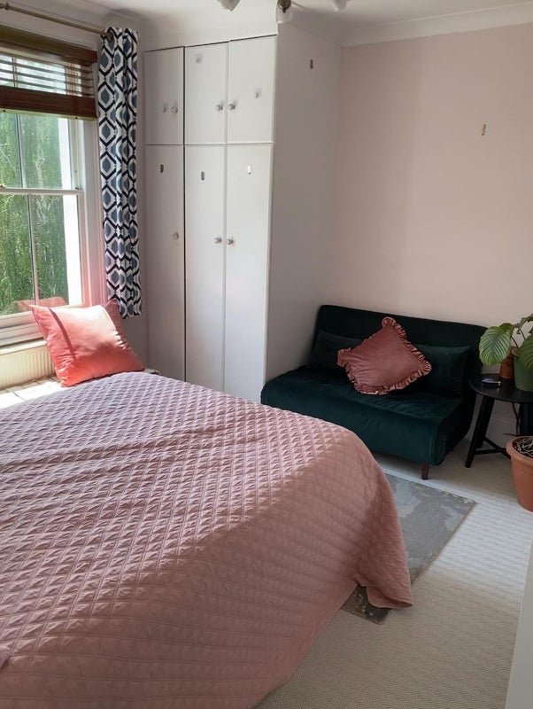 Room Belsize Road in Greater London