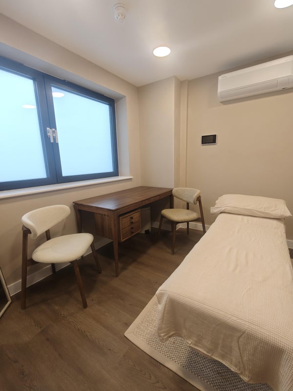Room Macfarlane Road in Greater London