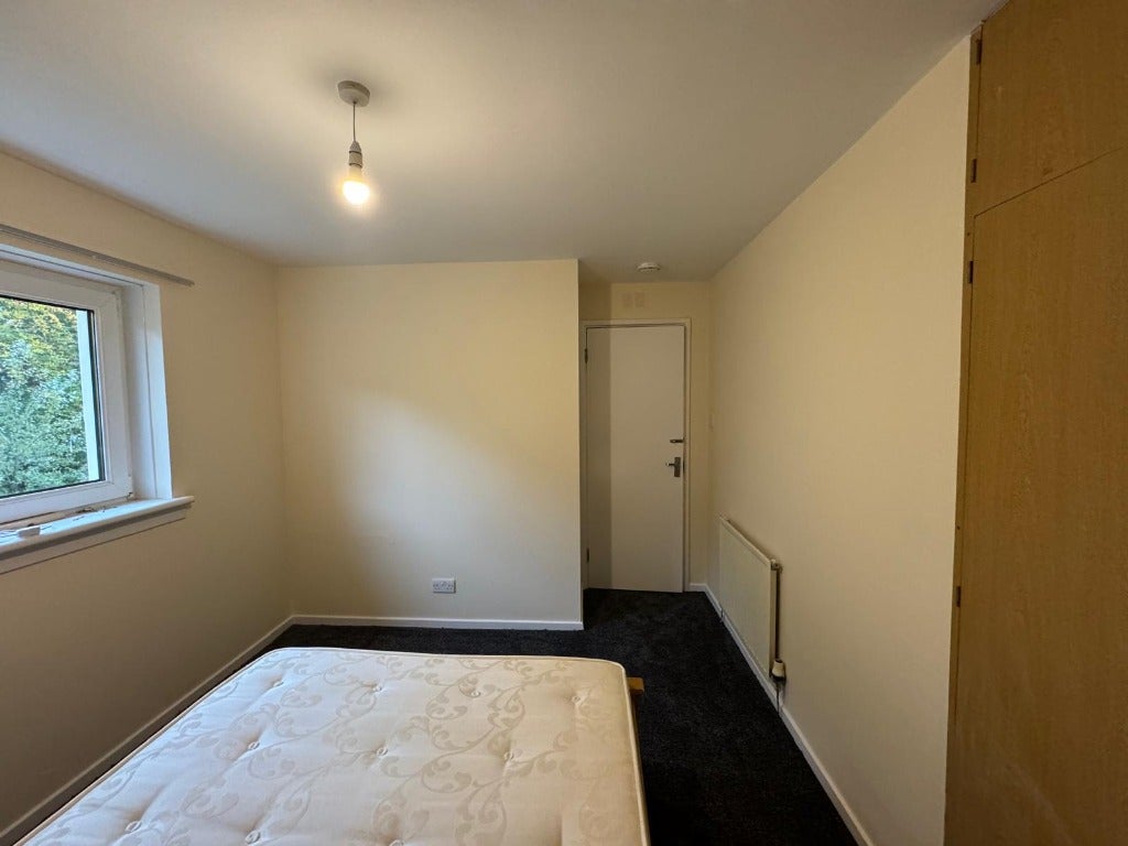 Room Peveril Rise in Livingston