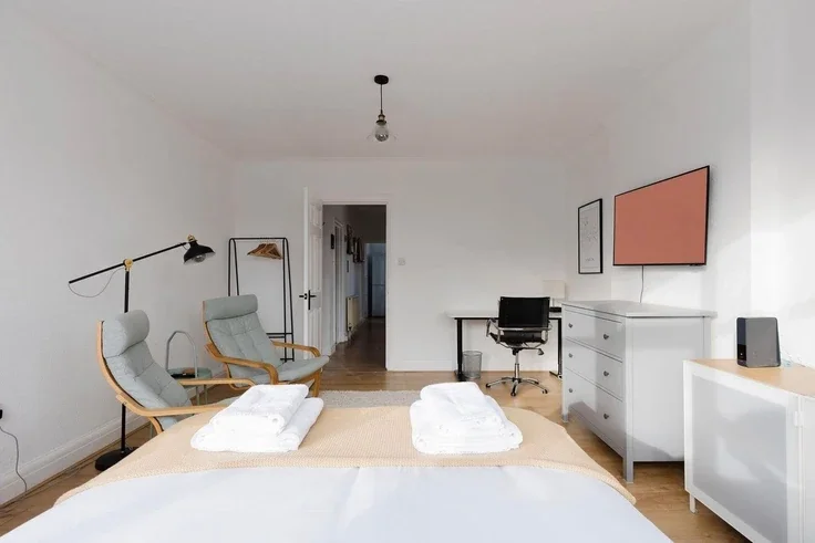 Flat Rodborough Road in Greater London