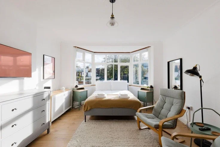 Flat Rodborough Road in Greater London
