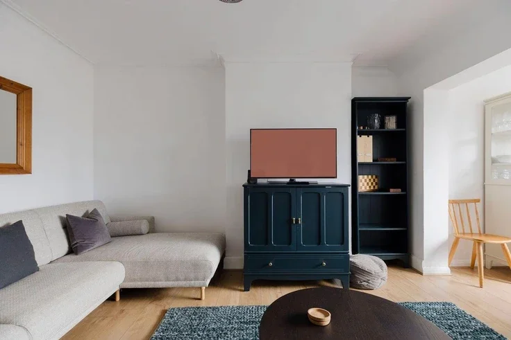 Flat Rodborough Road in Greater London