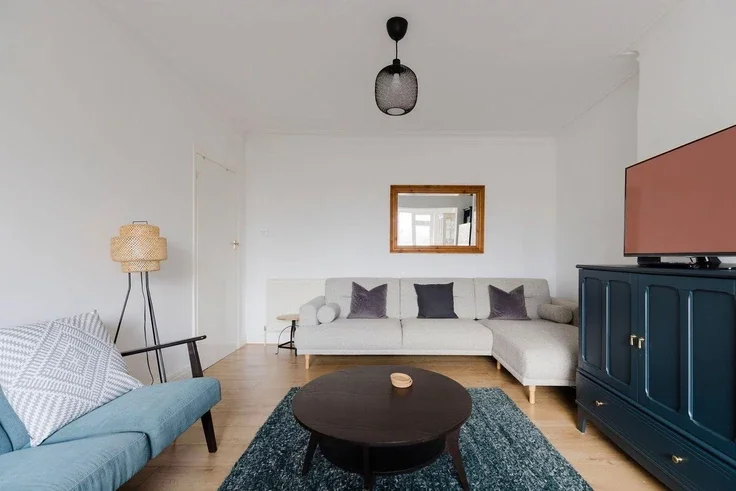Flat Rodborough Road in Greater London
