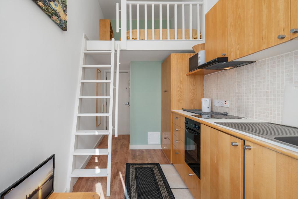 Flat Penywern Road in Greater London