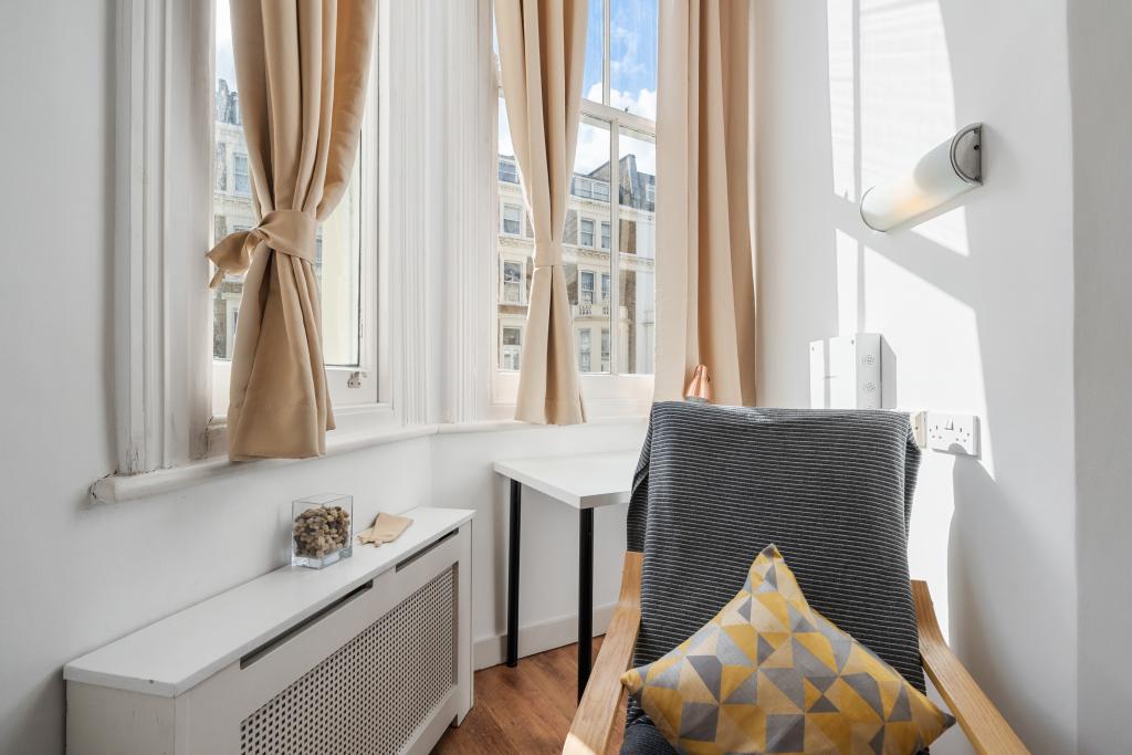Flat Penywern Road in Greater London