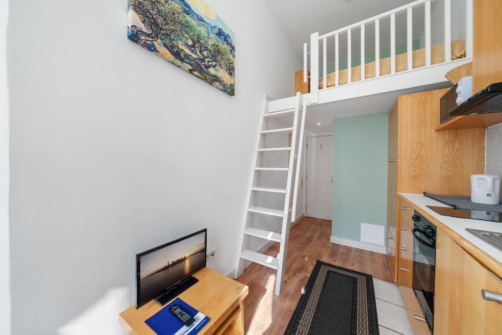 Flat Penywern Road in Greater London