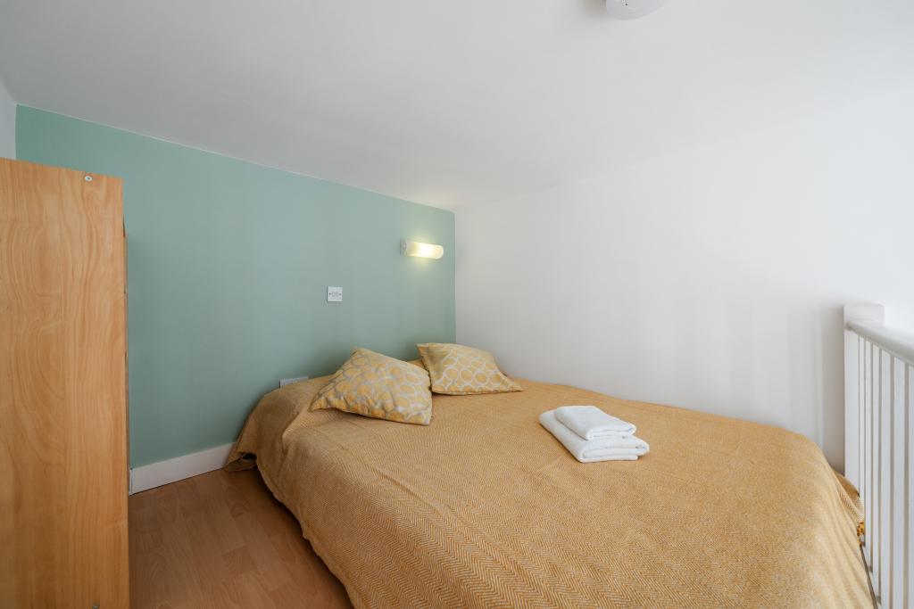 Flat Penywern Road in Greater London